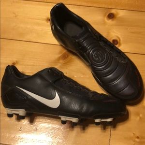 Best 25+ Deals for Mens Nike 90 Soccer Cleats | Poshmark